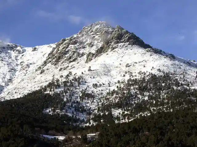 Cumbre de La Cabrilla nevada en la Sierra de Gredos, en el entorno de El Arenal.
