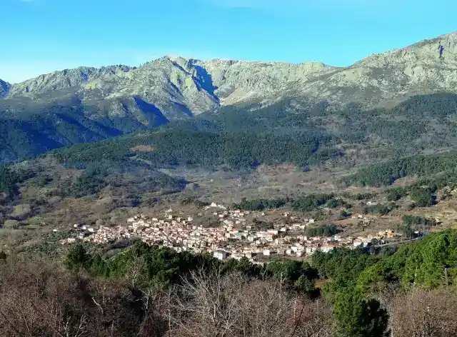 Vista panorámica de El Arenal en invierno, rodeado de montañas y bosques de la Sierra de Gredos.
