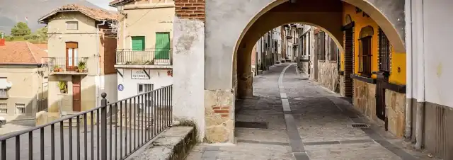 Calle tradicional de Santa Cruz del Valle con viviendas de arquitectura popular.