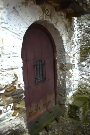 Puerta rústica de madera envejecida en tono rojizo